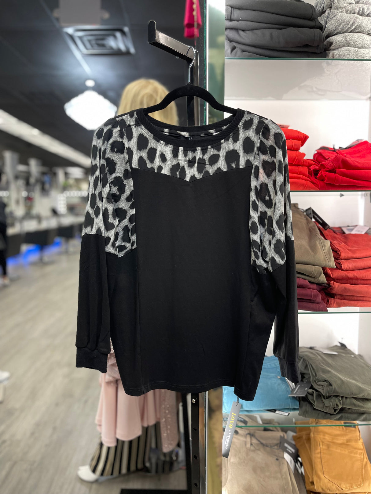 JOH. APPAREL BLACK AND GREY LEOPARD LONG SLEEVE TOP STYLE: JA0121